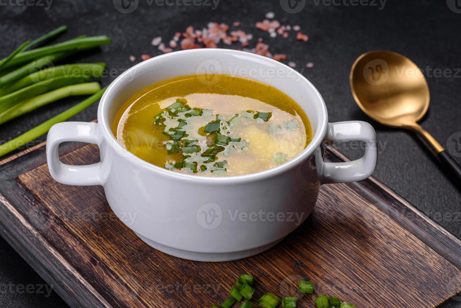 sopa de ervilha fresca em tigela sobre fundo preto. cozinhando em casa foto