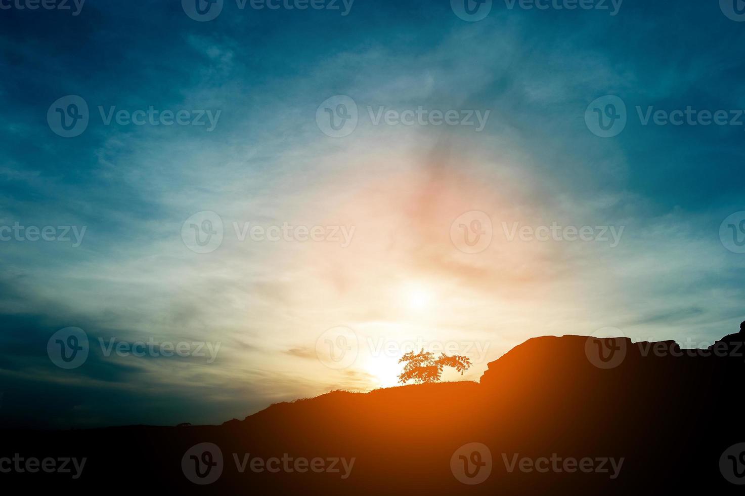 a silhueta da montanha, liderança de equipe, trabalho em equipe e trabalho em equipe e deleite-se com o conceito de silhueta foto