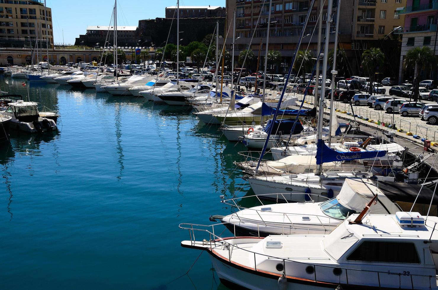 barcos e carros no porto de savona foto