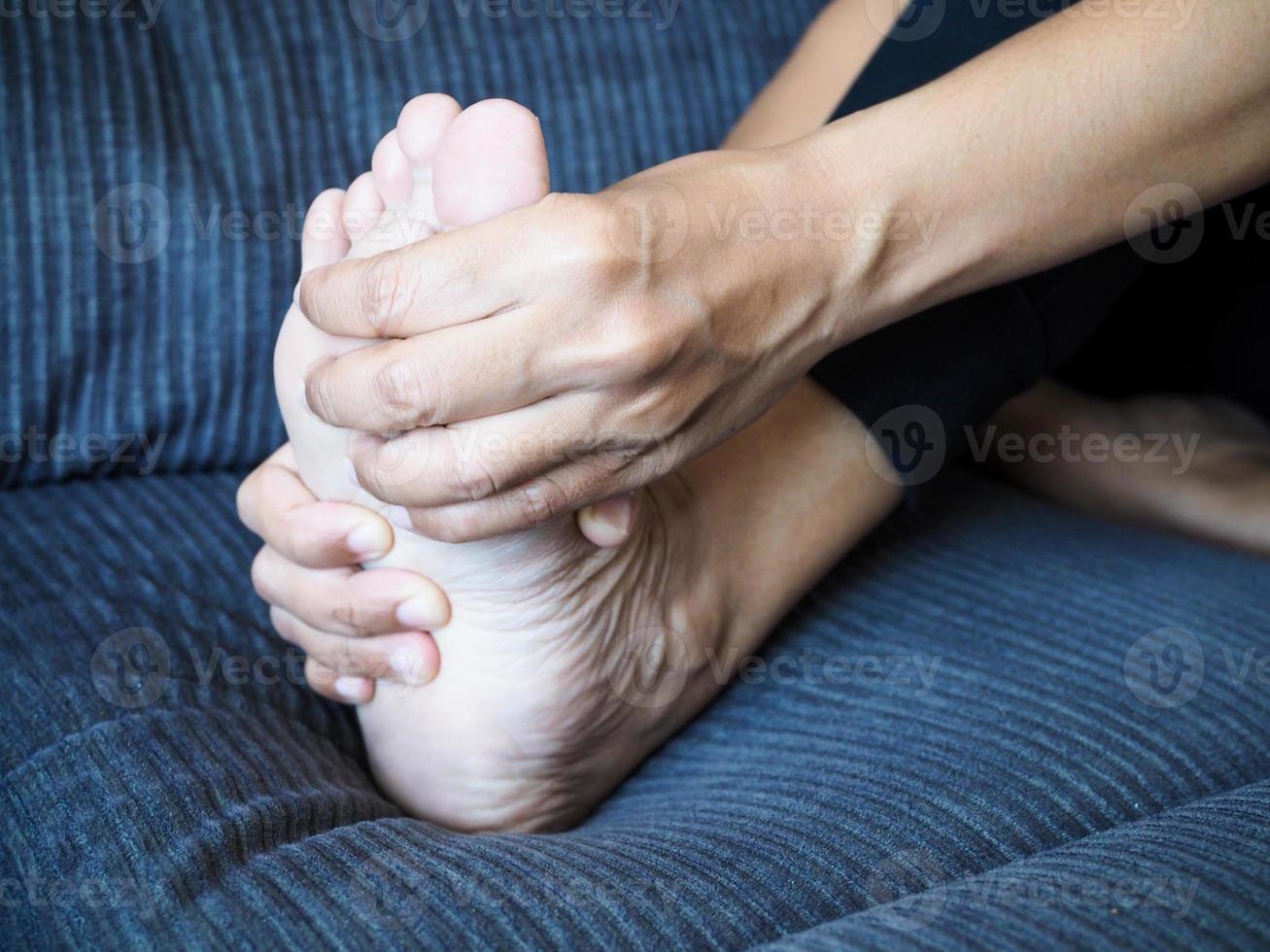 dores crônicas no corpo com dor nos pés e inflamação nos pés ou fascite plantar. foto