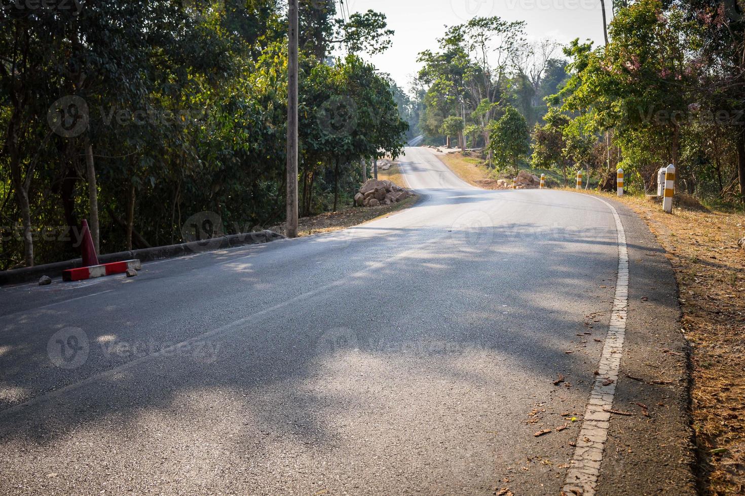 estrada para o parque nacional khao yai tailândia. foto