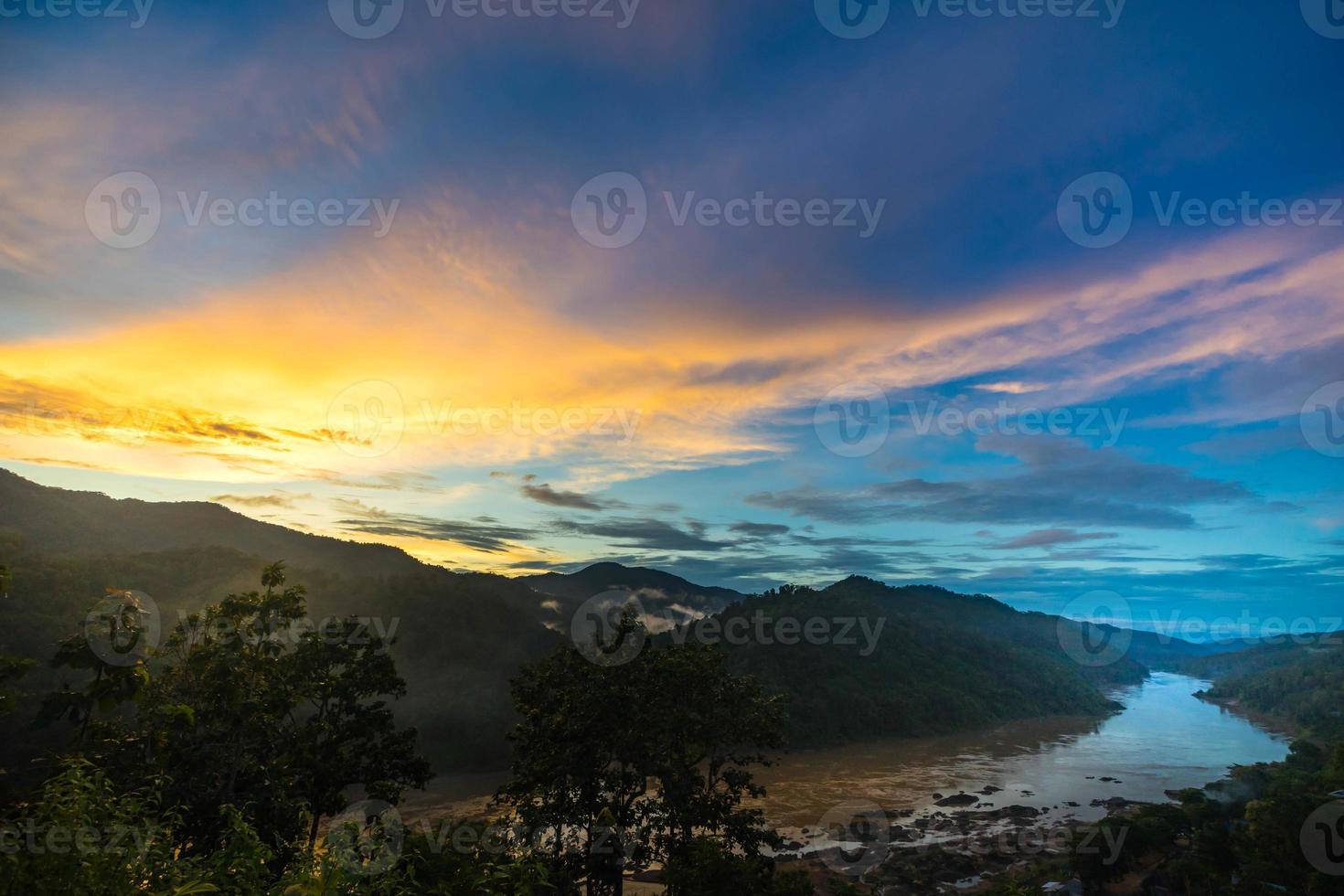 rio salween em ban mae sam laep, distrito de sop moei, província de mae hong son entre a fronteira da tailândia e de mianmar no crepúsculo. foto