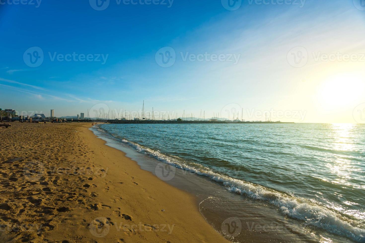 sol de areia do mar e praia no verão em pattaya tailândia. foto