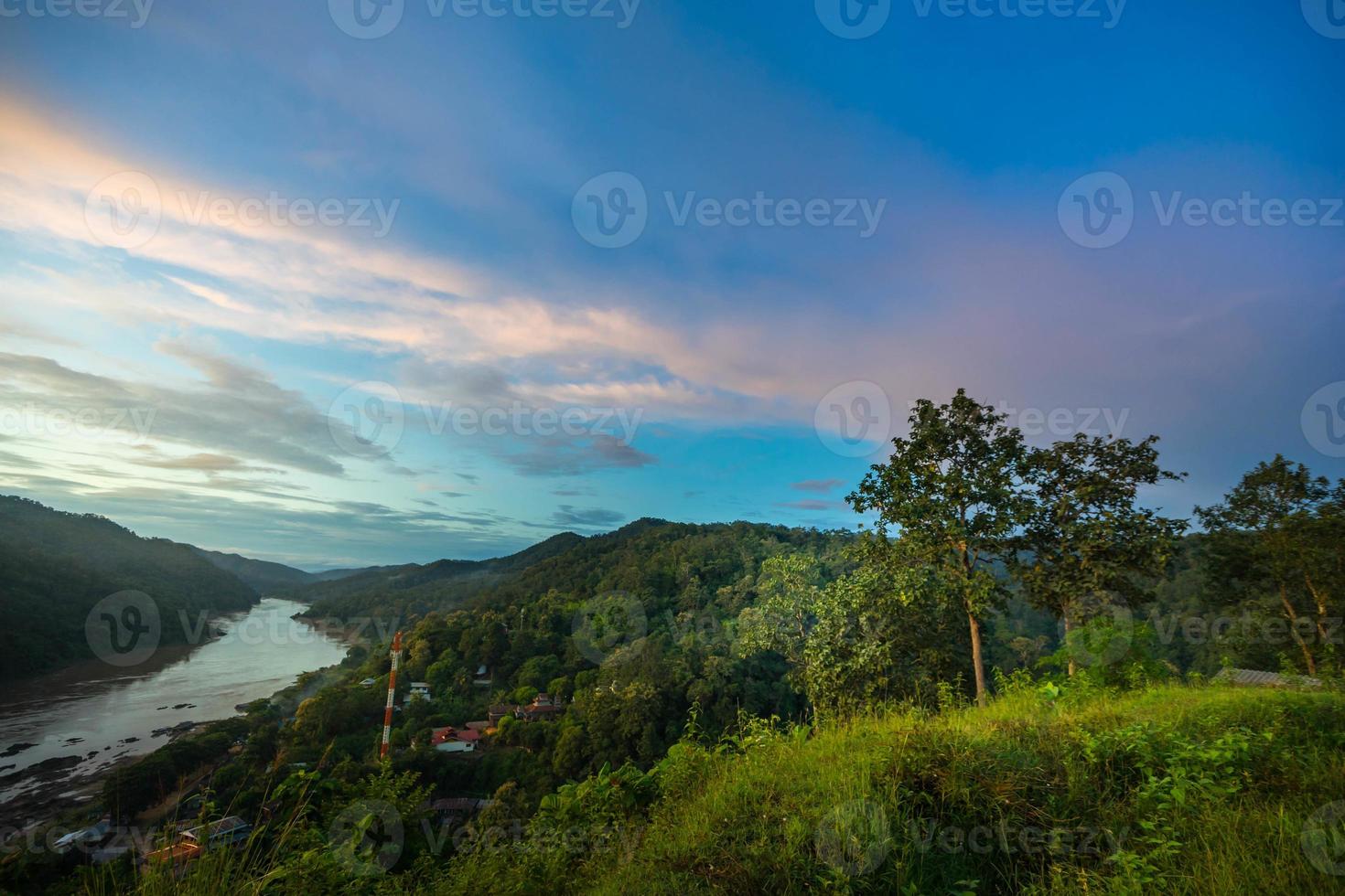 rio salween em ban mae sam laep, distrito de sop moei, província de mae hong son entre a fronteira da tailândia e de mianmar no crepúsculo. foto