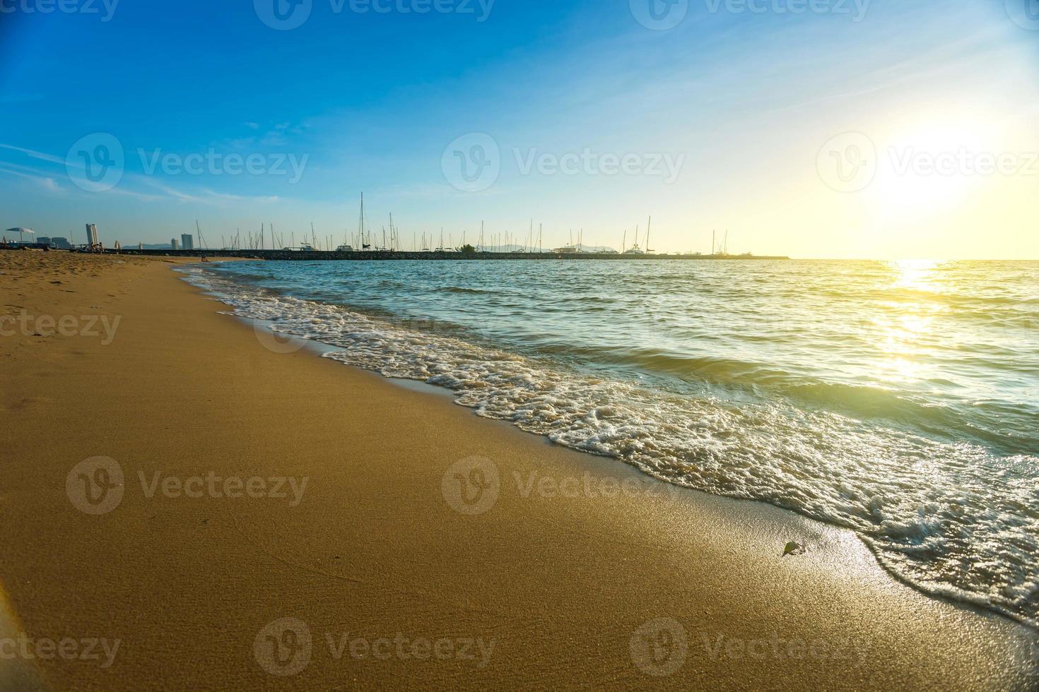 sol de areia do mar e praia no verão em pattaya tailândia. foto