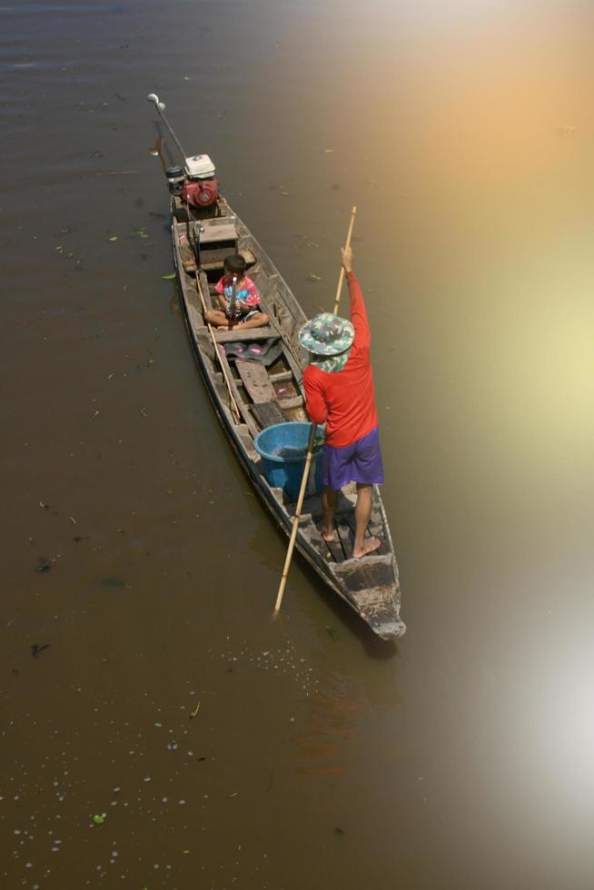 barco e pescador no sul da tailândia e lago beleza natureza foto