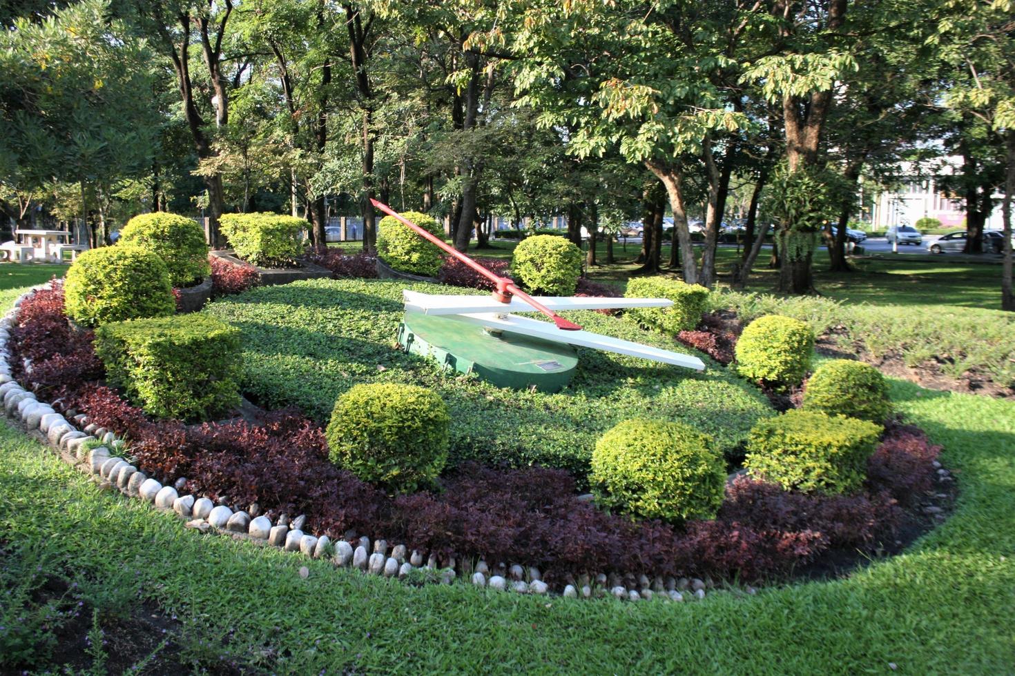 relógio de árvore e luz no jardim bankok tailândia foto