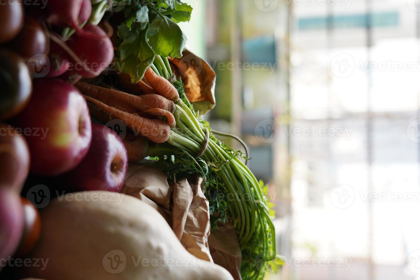 fotos de vegetais orgânicos naturais fora de foco, mercado de marcha.