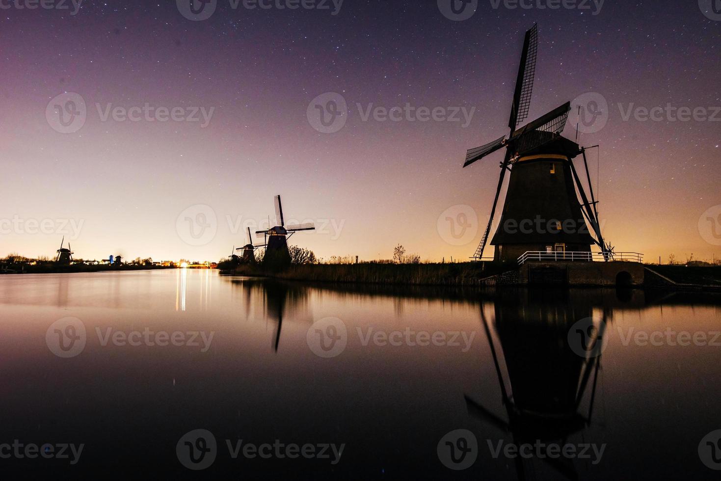 céu estrelado sobre moinhos holandeses. foto