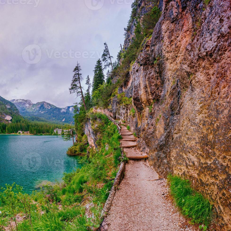 lago entre montanhas foto