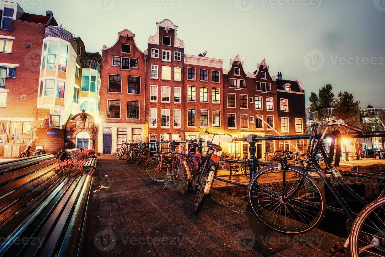 bela vista noturna calma da cidade de amsterdã foto