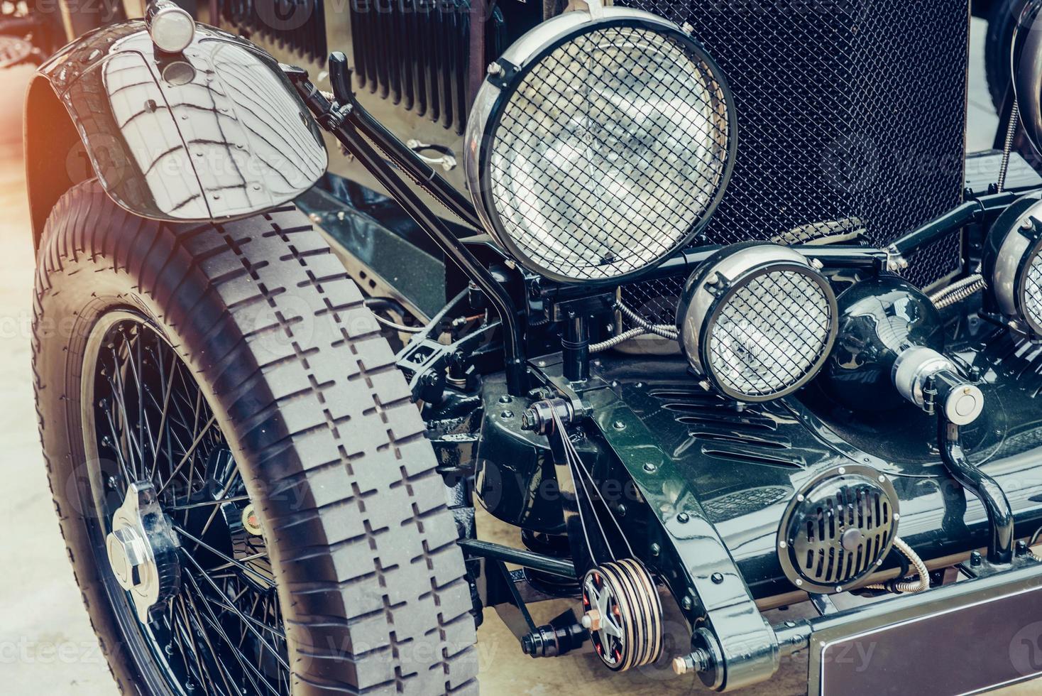 closeup dos faróis e pára-choques dianteiro no automóvel antigo foto
