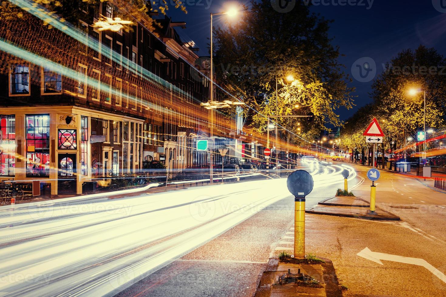 rua iluminada à noite. foto