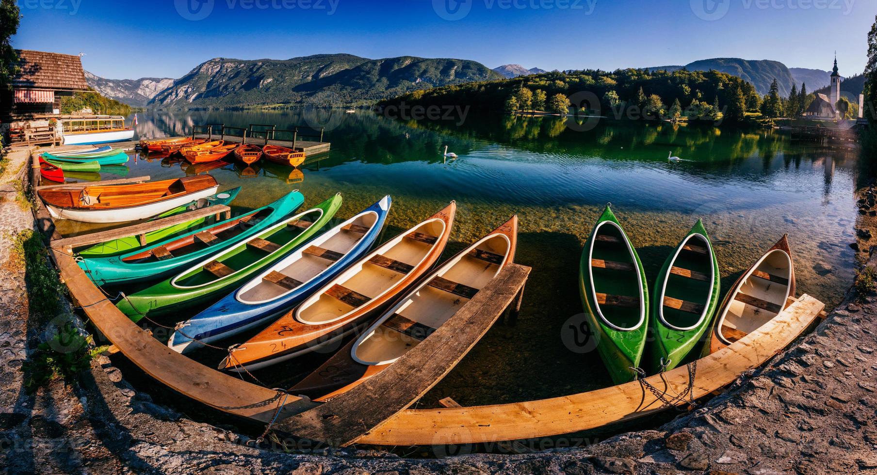 barcos de recreio no lago foto