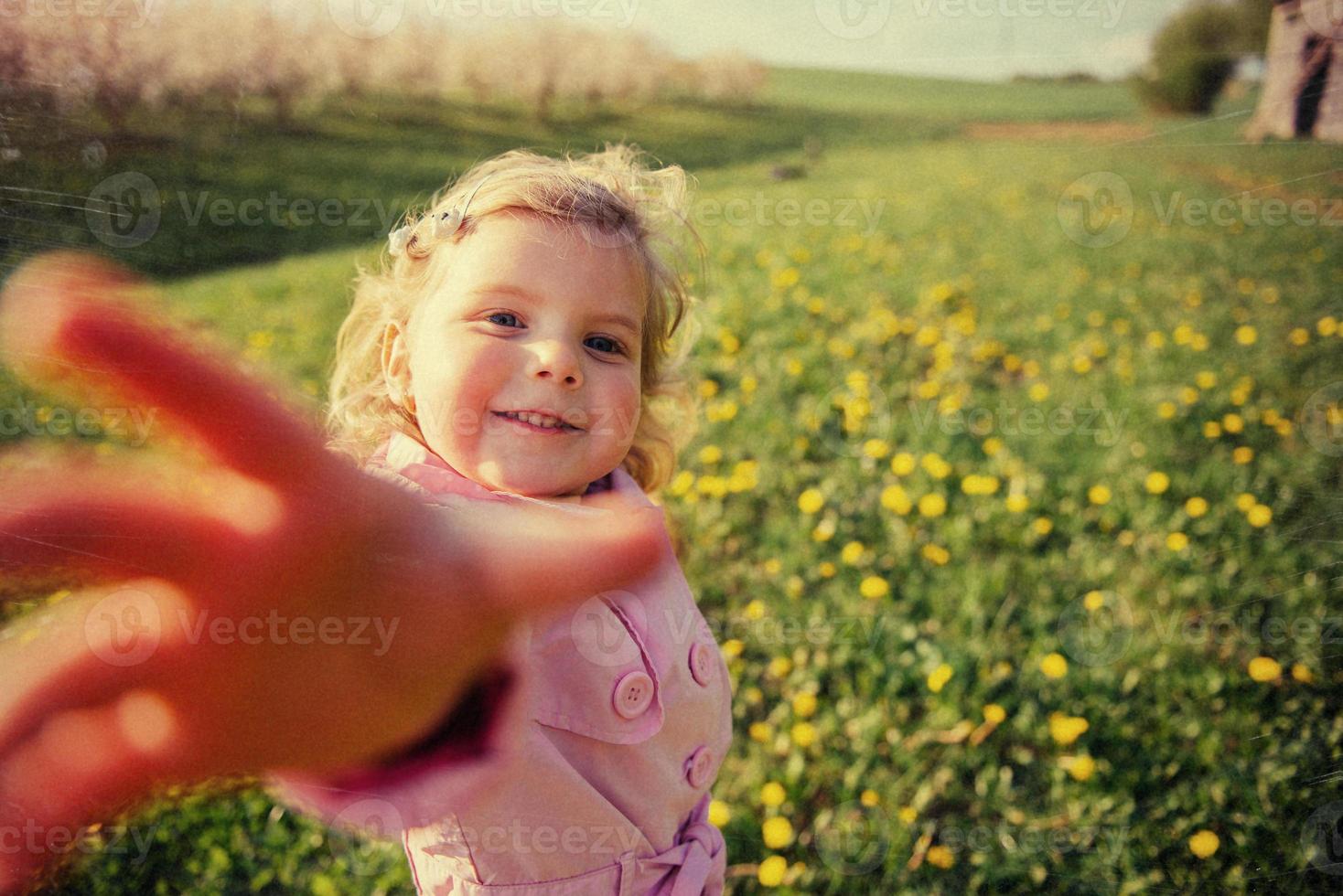 criança brincando em dia ensolarado de primavera. efeito tonificante. foto