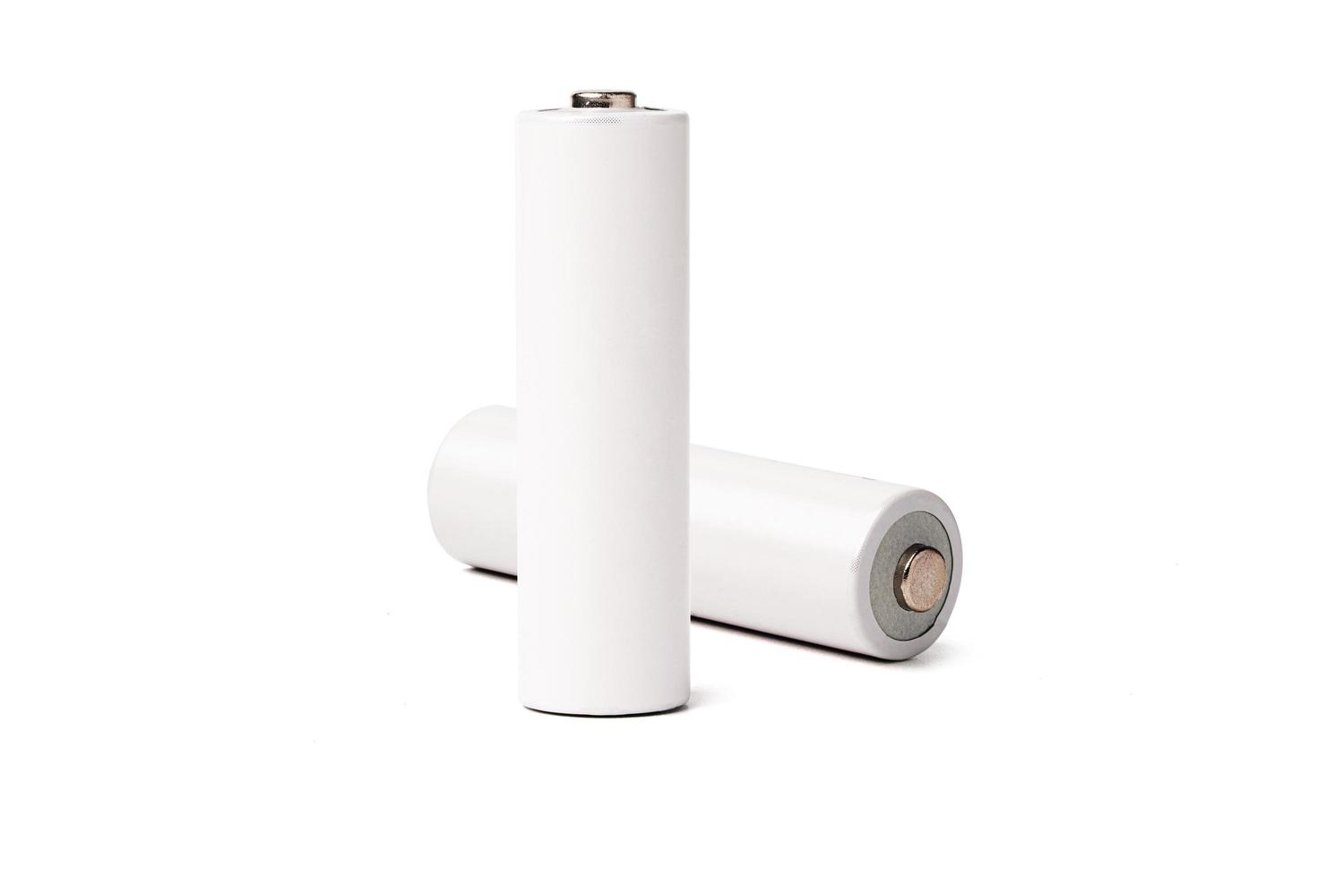 isolado de duas pilhas alcalinas brancas tamanho aa sobre fundo branco com traçado de recorte, zinco de carbono para uso único e bateria recarregável, traçado de recorte. foto