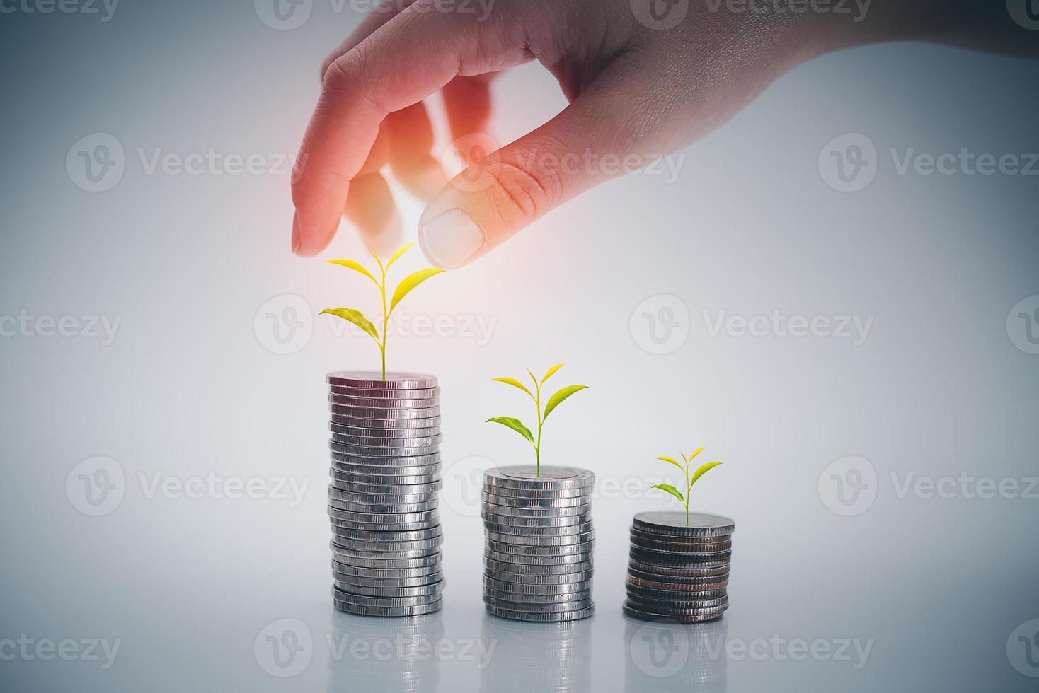 linhas de empilhamento de moedas, finanças empresariais e conceito de dinheiro, economize dinheiro para preparar o conceito de dinheiro de economia future.growing. foto