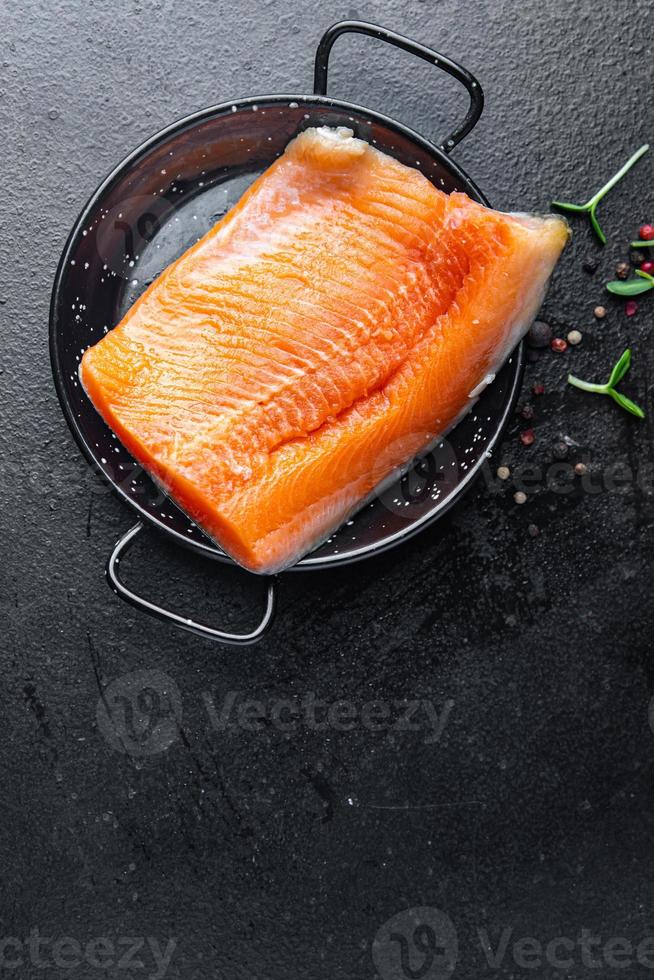 char peixe salmão cru filé frutos do mar refeição comida na mesa foto