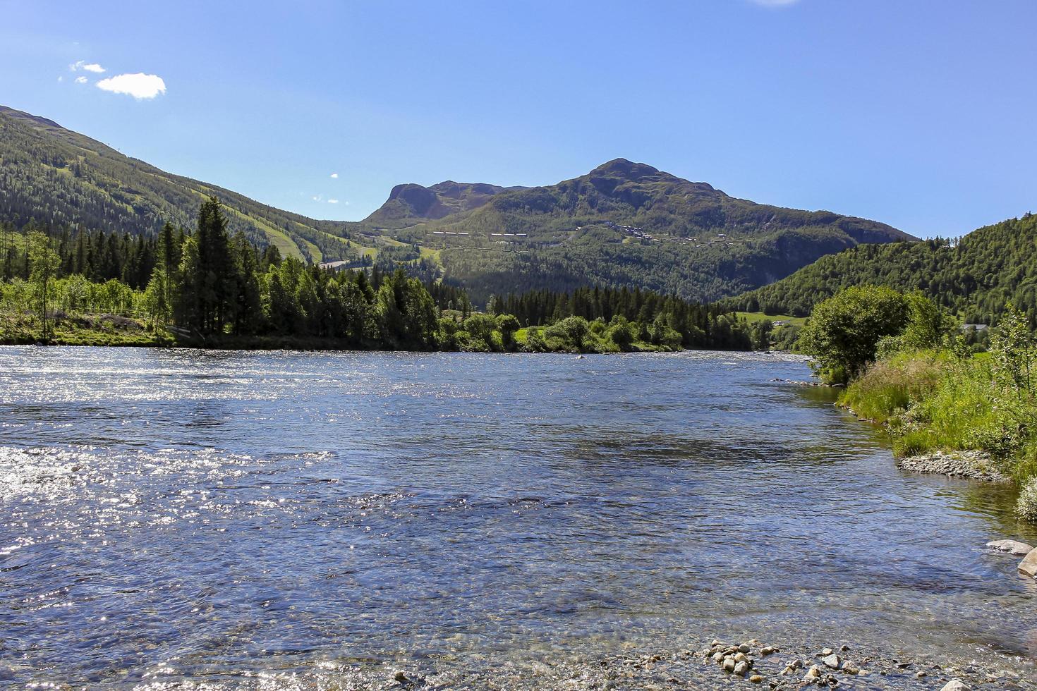 fluindo lindo rio Lago hemsila com panorama montanhoso, hemsedal, Noruega. foto