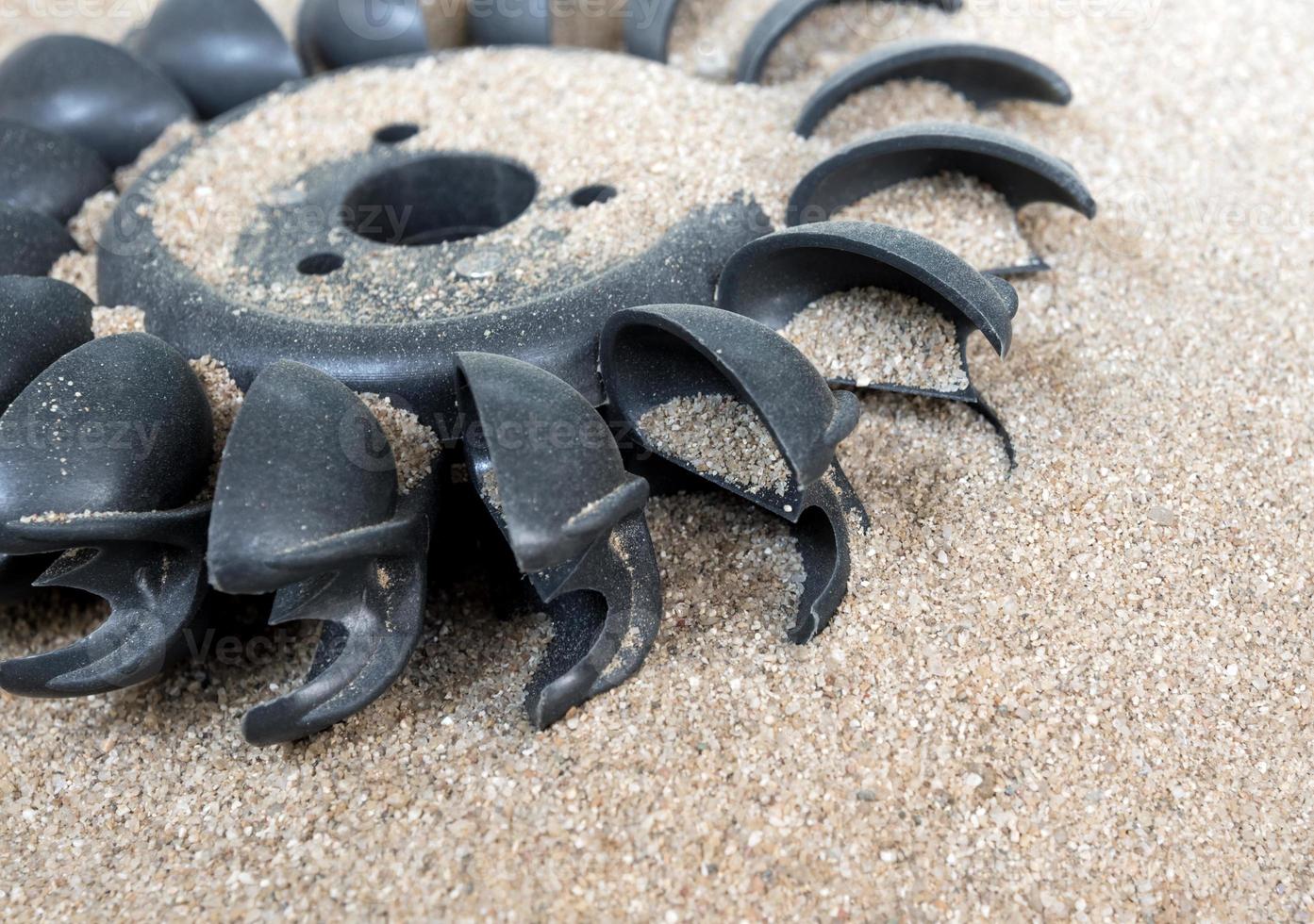 turbina de água Pelton de plástico na areia sem água foto