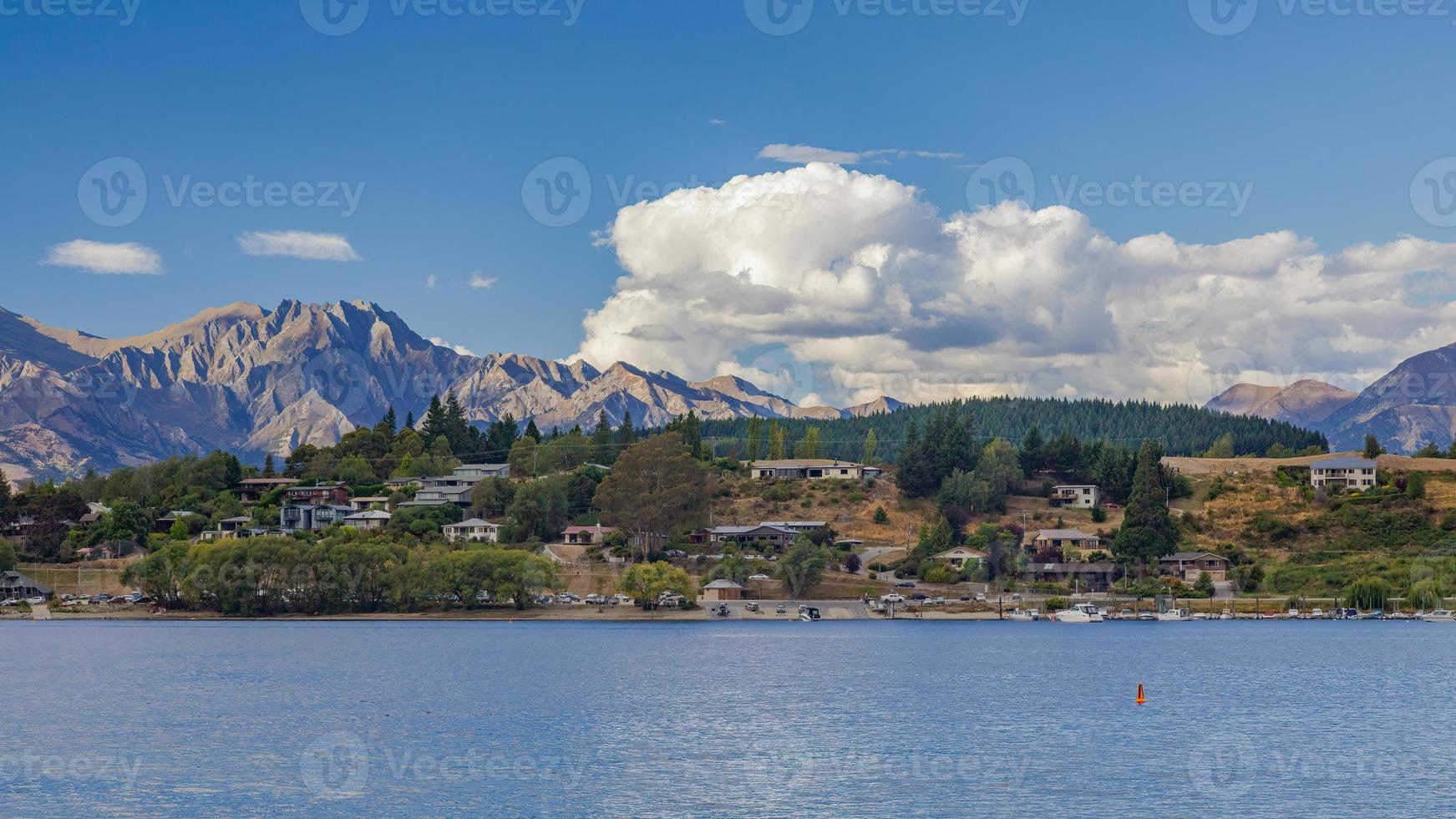 vista de uma pequena comunidade à beira do lago wanaka na região de otago da nova zelândia foto