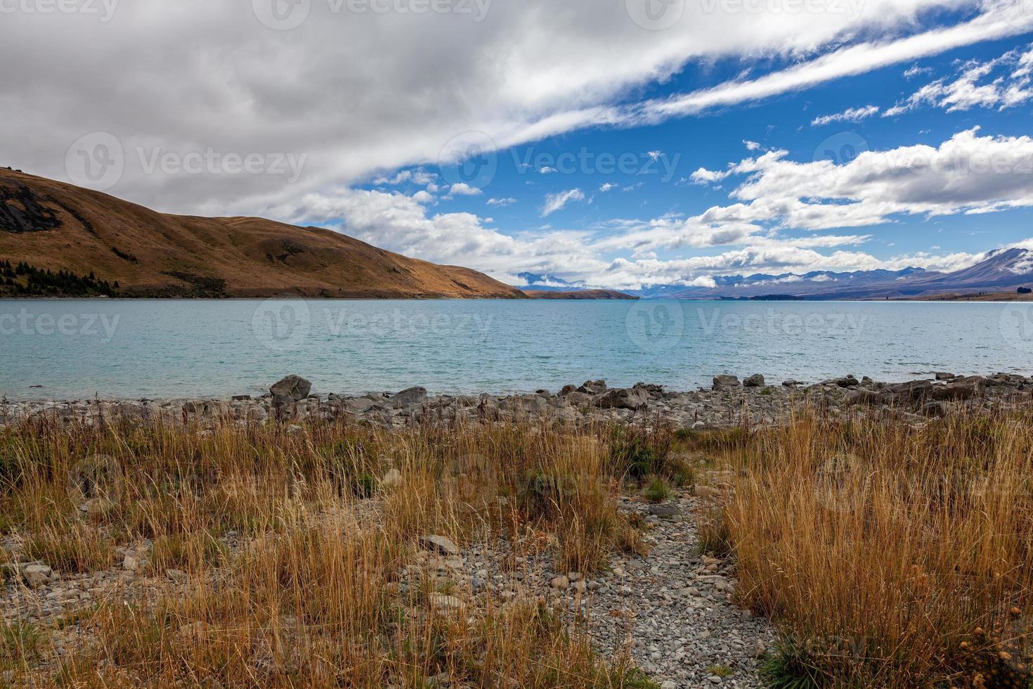 vista panorâmica do lago tekapo na ilha sul da nova zelândia foto