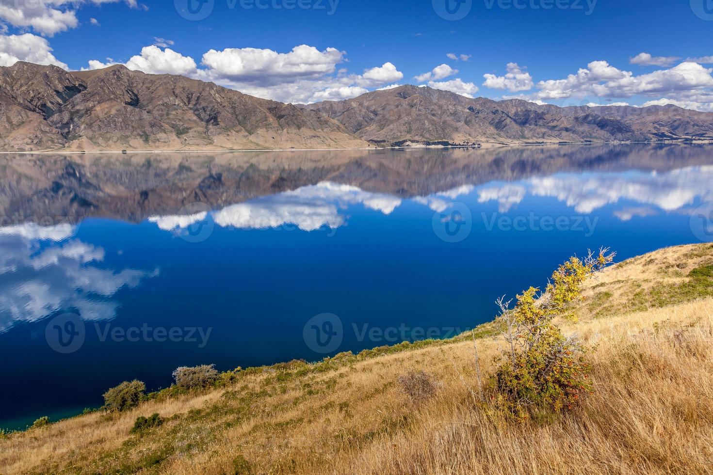 vista panorâmica do lago hawea e montanhas distantes foto