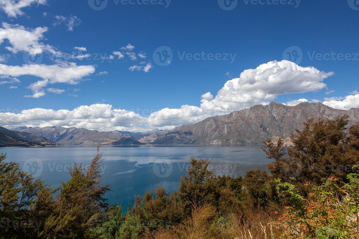 vista panorâmica do lago hawea na nova zelândia foto