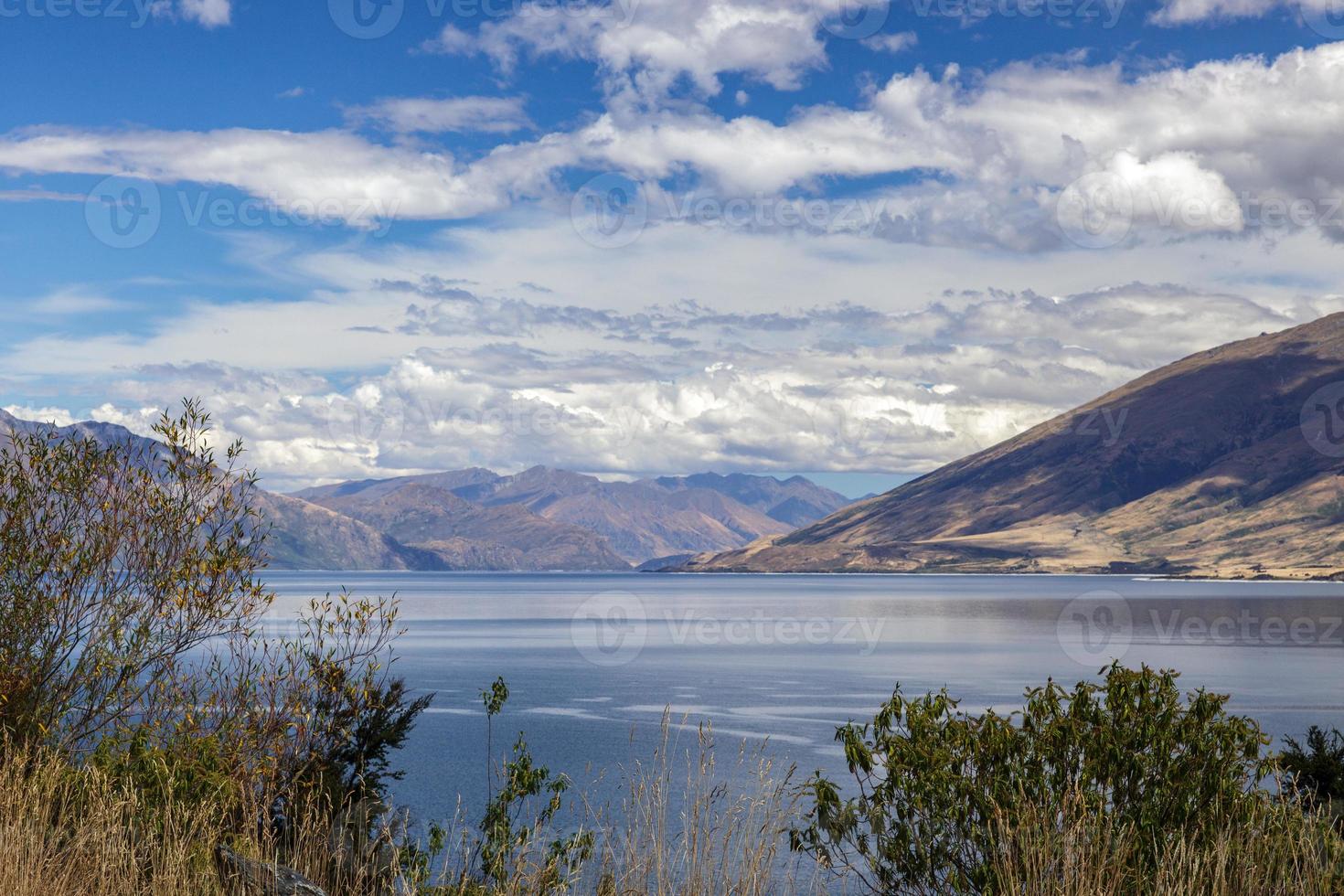 vista panorâmica do lago wanaka no verão foto