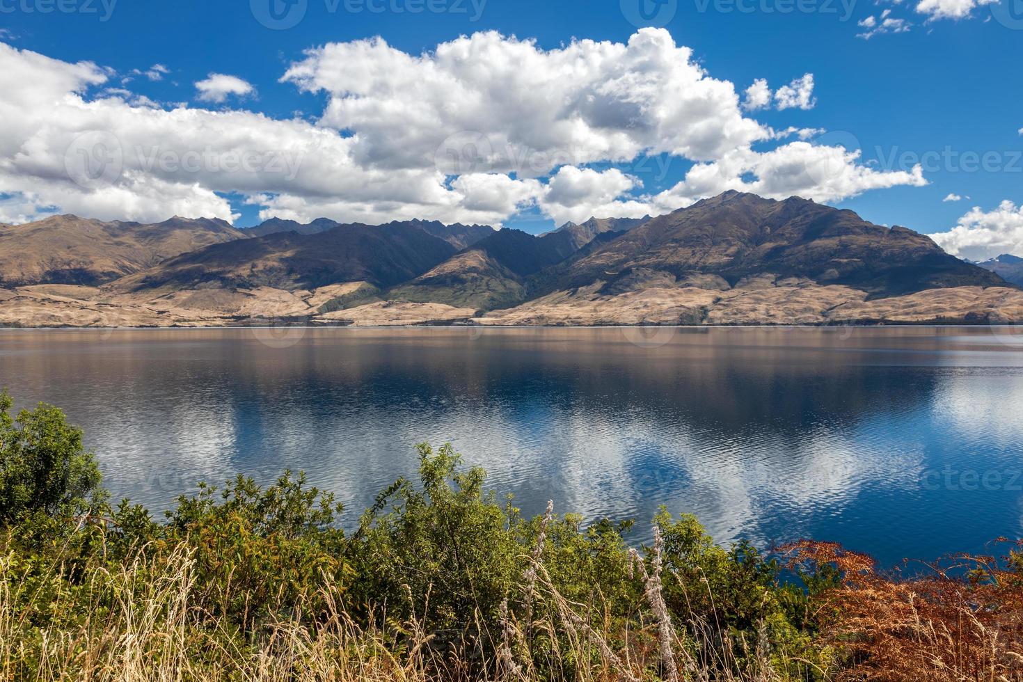 vista panorâmica do lago wanaka no verão foto