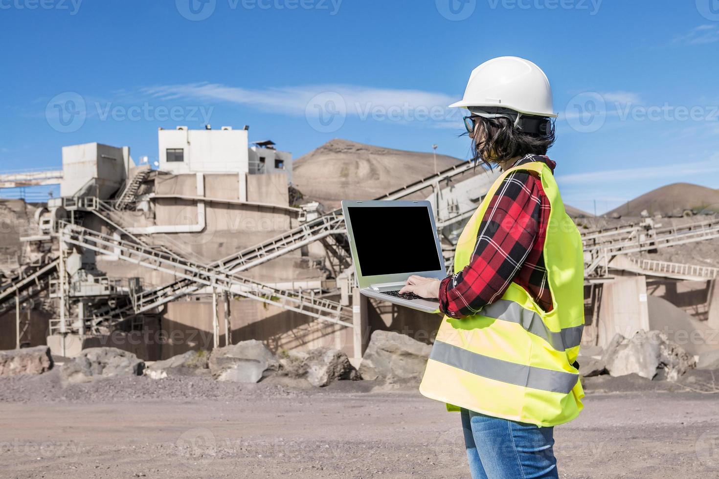 engenheiro industrial usando laptop no canteiro de obras foto