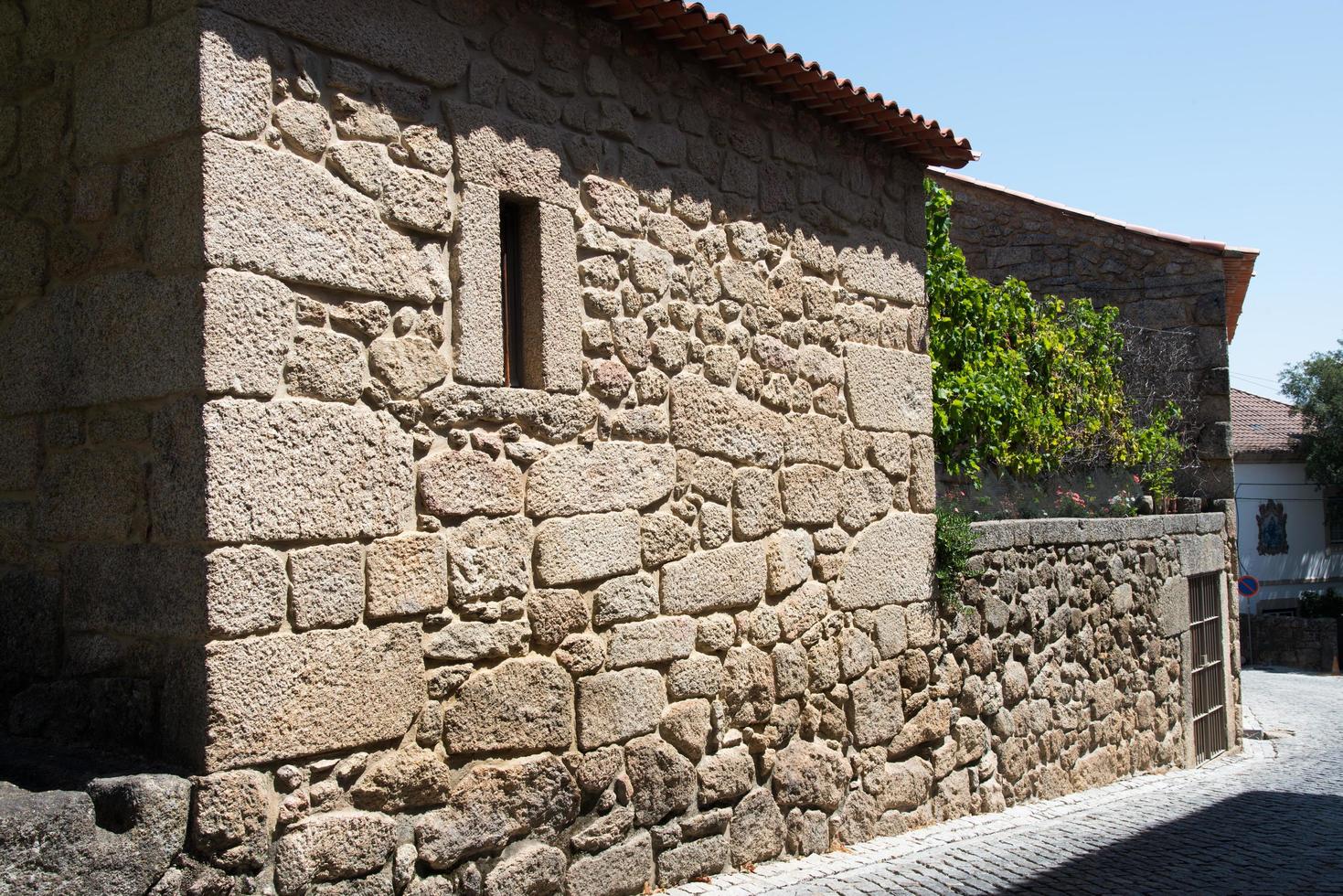 casas pitorescas feitas de pedra em castelo novo, portugal. foto