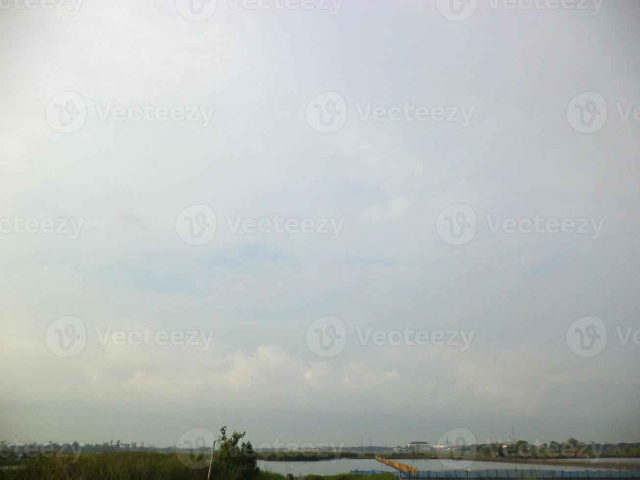 nuvens cobrem o céu de manhã foto