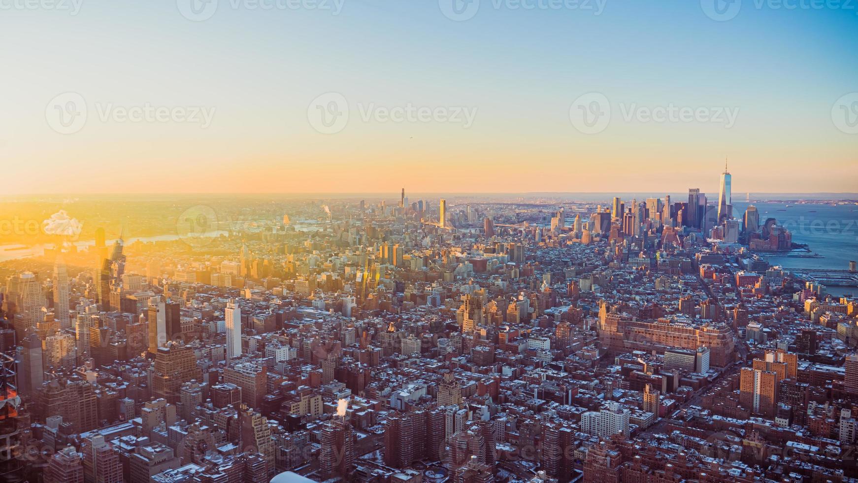 sol caindo sobre a cidade de nova york em um dia de inverno foto
