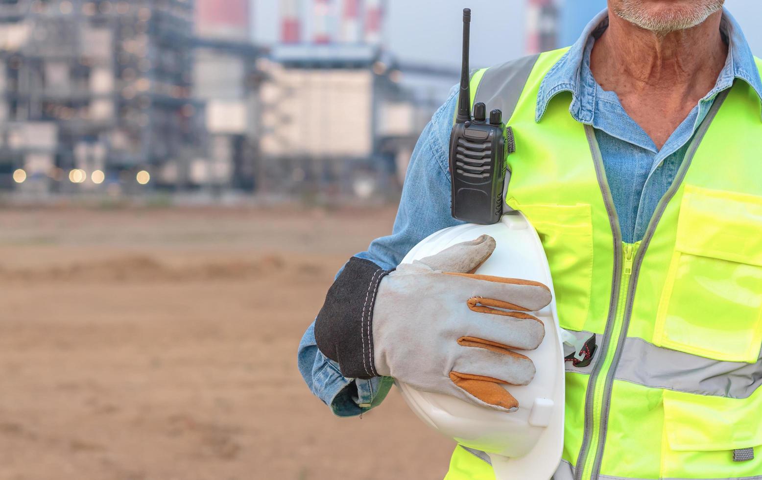 engenheiros seniores usando luvas e capacetes para trabalhar, idosos asiáticos em roupas de trabalho de segurança. foto