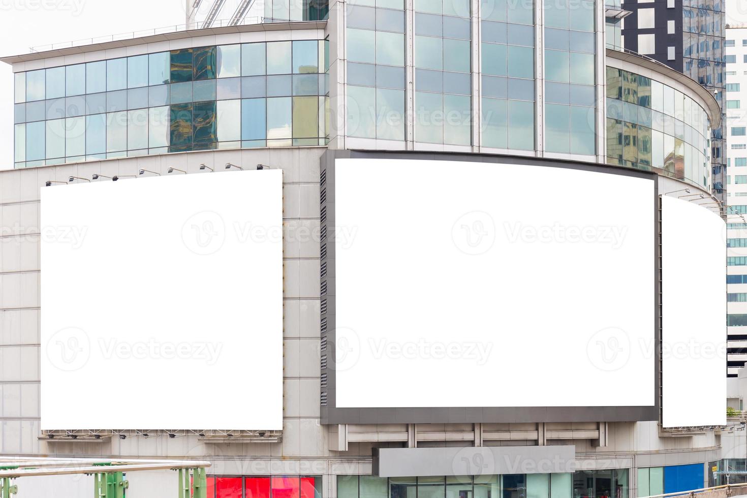 imagem de maquete de cartazes de tela branca de outdoor em branco e levou para fora do prédio para publicidade foto