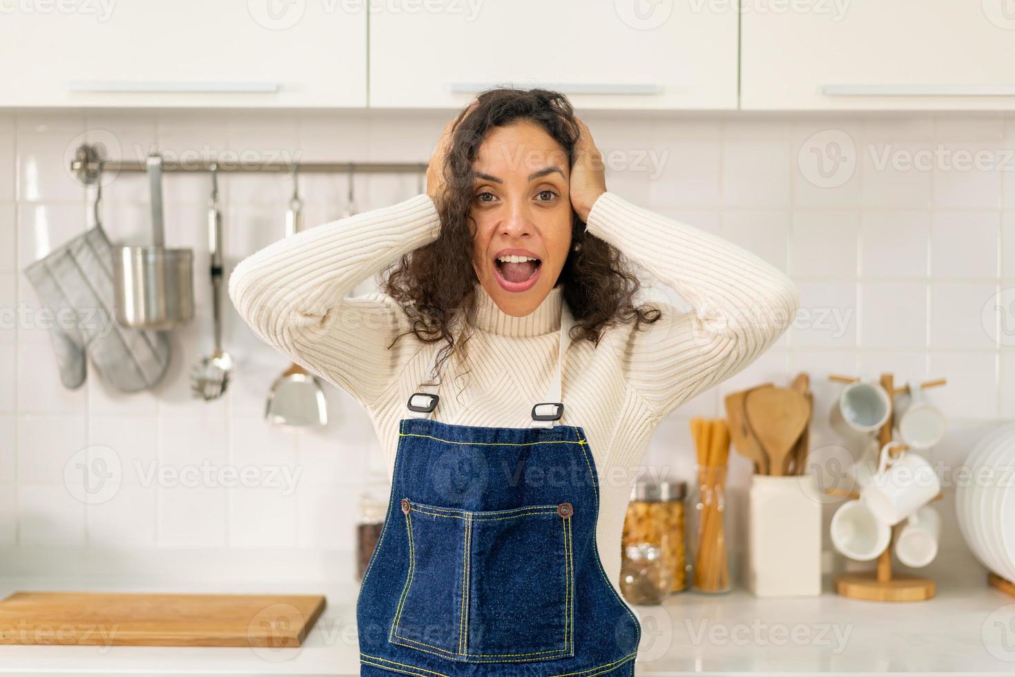 retrato de mulher latina na cozinha foto