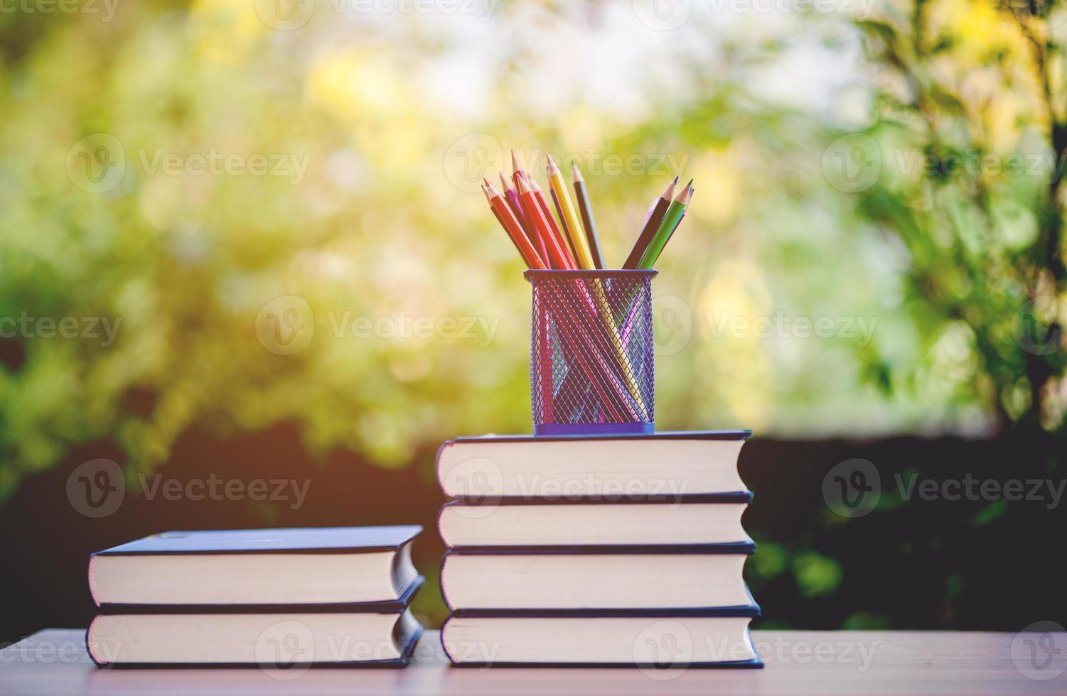 equipamento educacional, placas e conceito de educação de livros com espaço de cópia foto