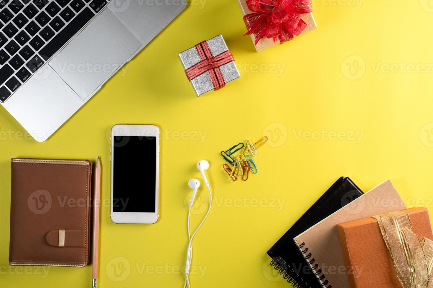 mesa, mesa de computador com vista superior do equipamento com área de cópia de imagem, conceito de negócio foto