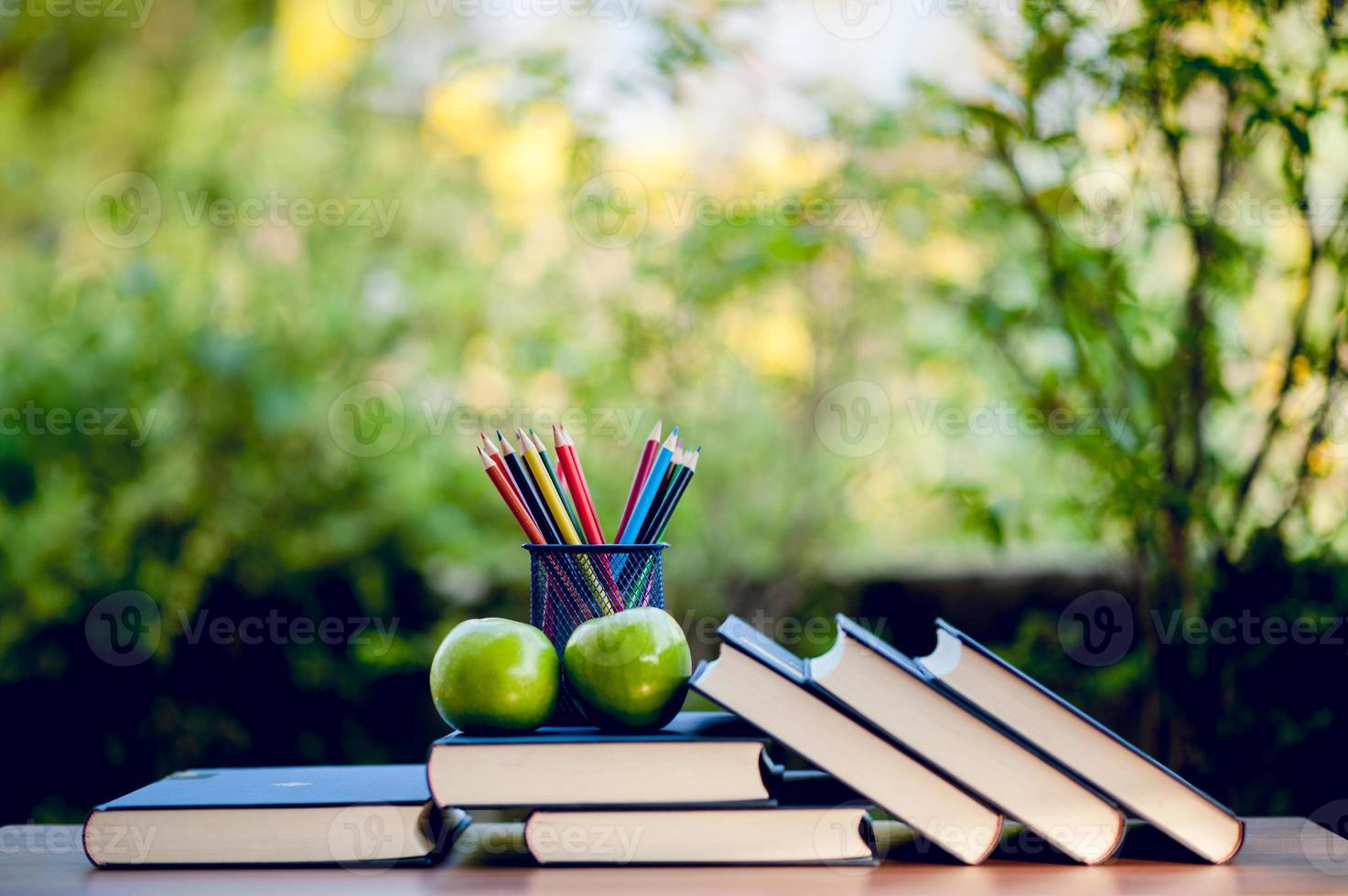 equipamento educacional, placas e conceito de educação de livros com espaço de cópia foto