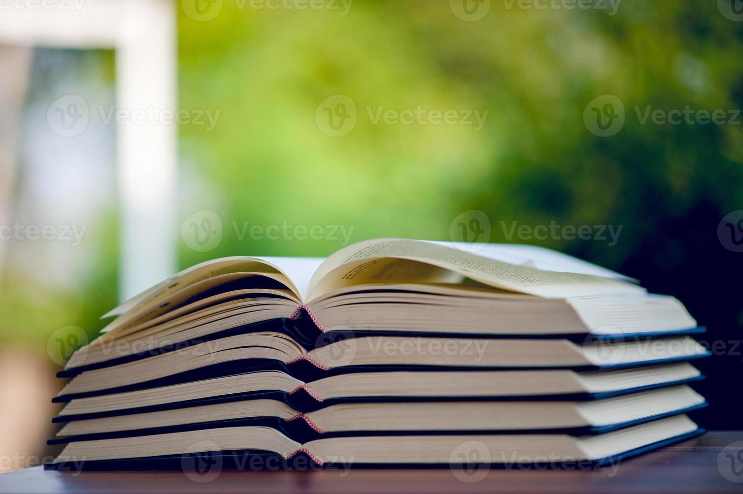 equipamento educacional, placas e conceito de educação de livros com espaço de cópia foto