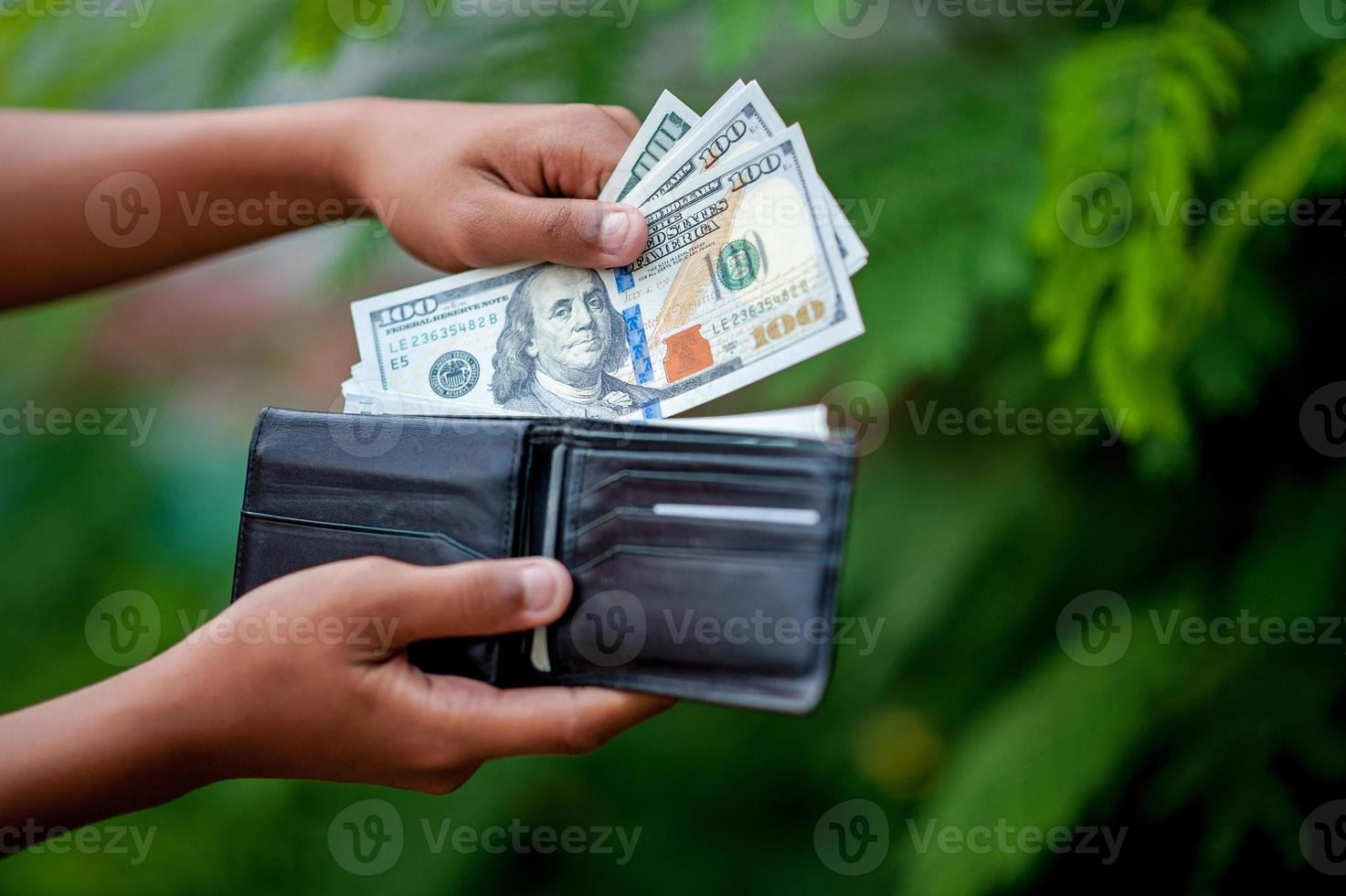 conceito de imagens de mão e bolsa de dólar de finanças empresariais foto