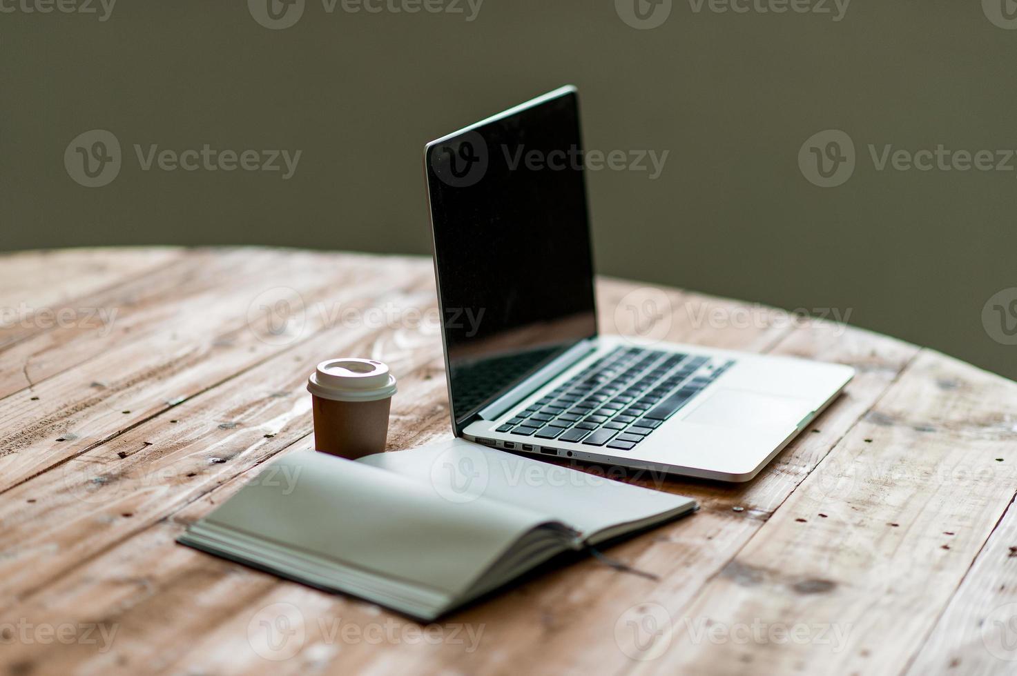 uma mesa com um computador de negócios e uma nota na mesa. conceito de negócio com espaço de cópia. foto