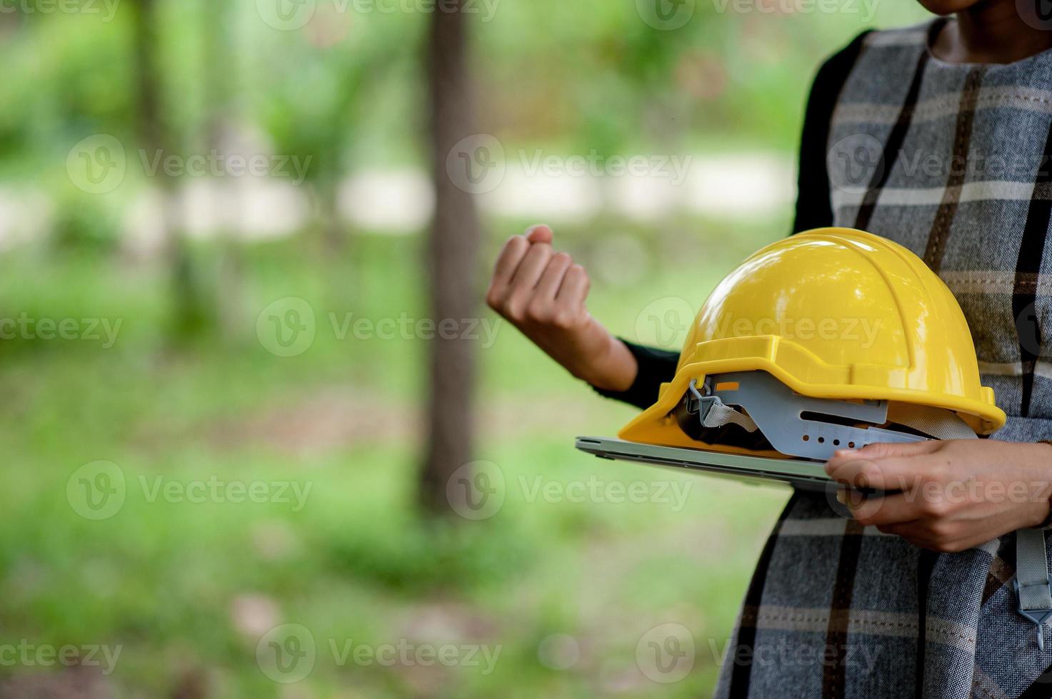 as mãos e as tampas do conceito industrial de capacidade de líder engenheira de engenharia feminina foto