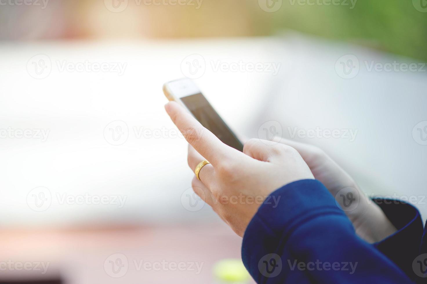 mãos e telefones usados para conceitos de comunicação online de telefone e tecnologia com espaço de cópia foto