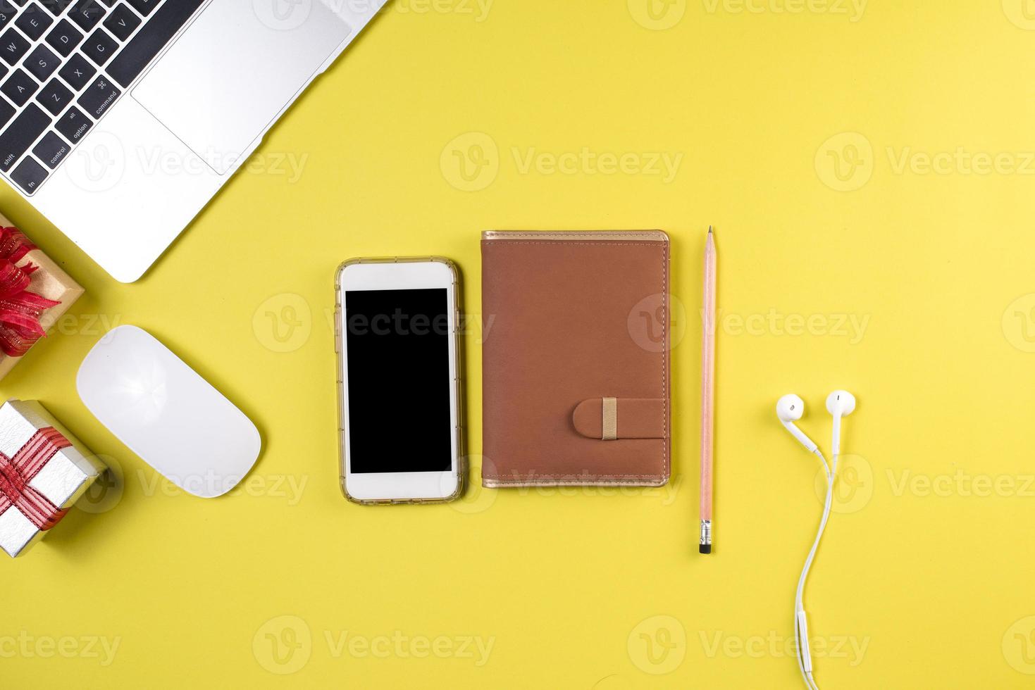 mesa, mesa de computador com vista superior do equipamento com área de cópia de imagem, conceito de negócio foto