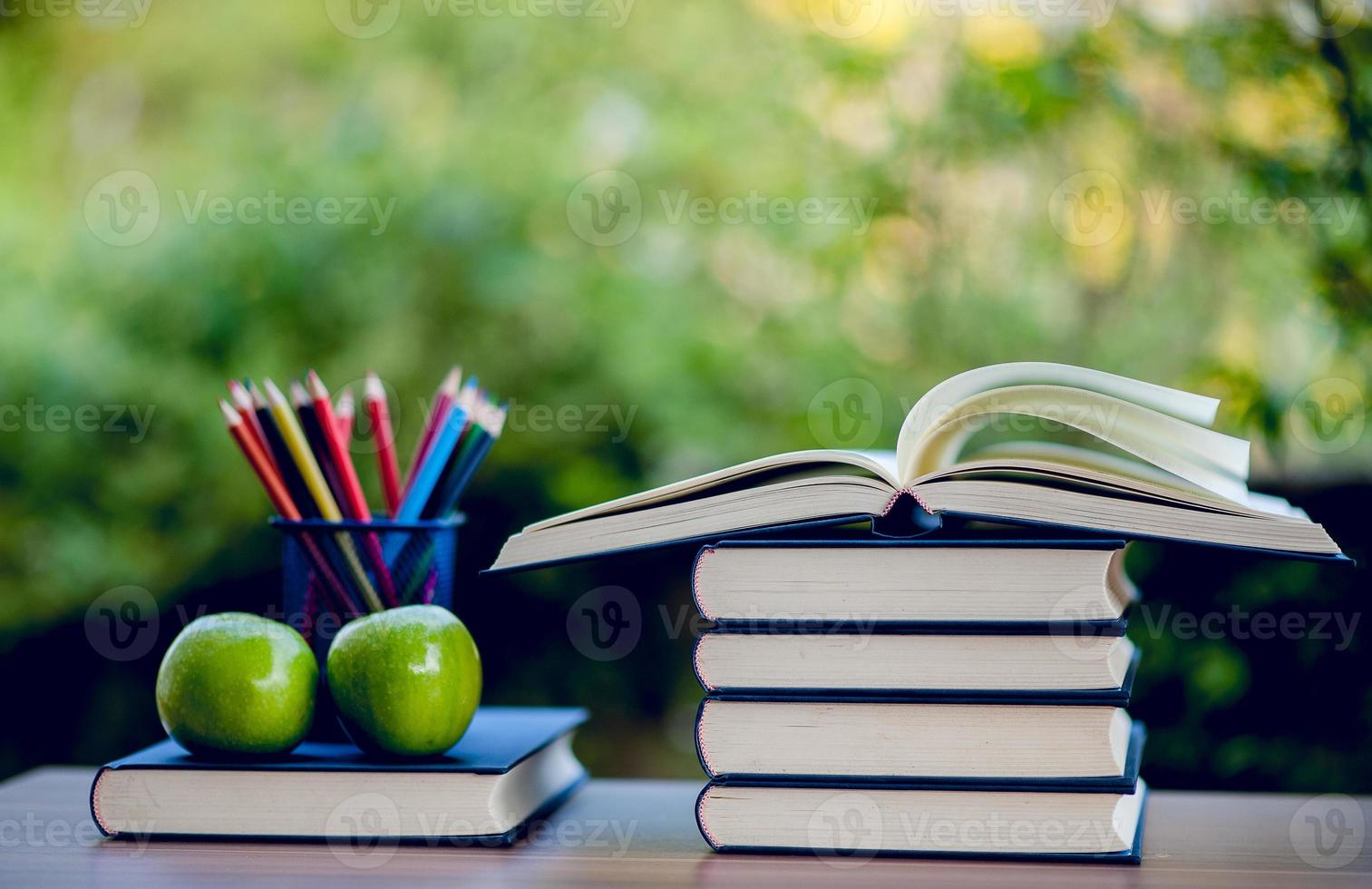 equipamento educacional, placas e conceito de educação de livros com espaço de cópia foto