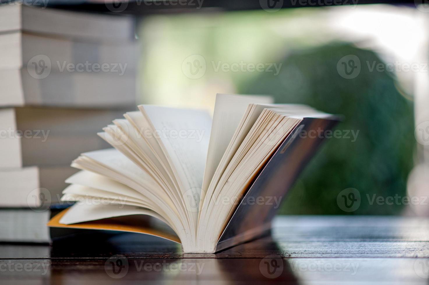 livro colocado sobre a mesa muitos livros, cores bonitas para estudar, conhecimento, educação - imagens foto