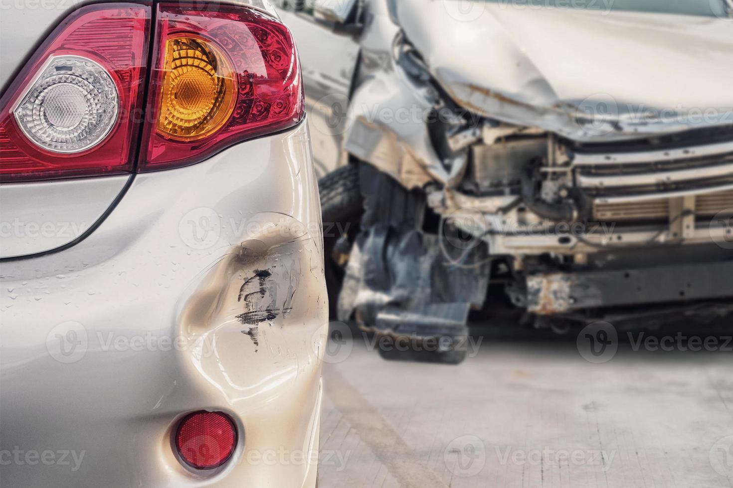 o carro amassou o para-choque traseiro danificado após o acidente foto