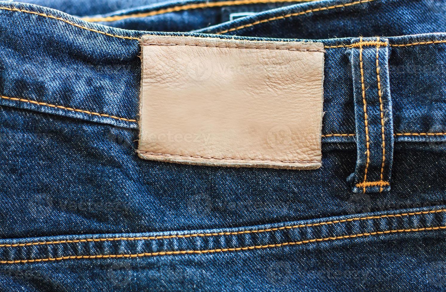 textura de jeans com etiqueta de couro foto